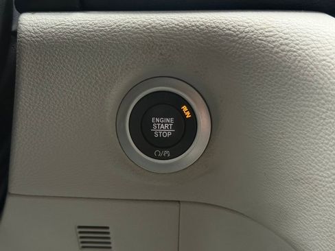 Used 2023 Chrysler Pacifica Touring-L image 18