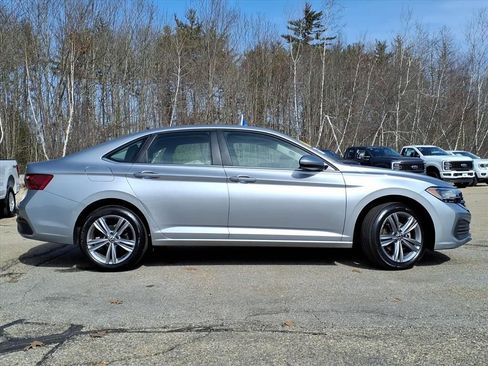 Used 2024 Volkswagen Jetta SE image 3