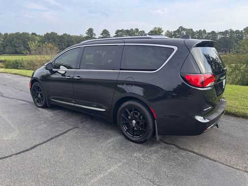 Used 2018 Chrysler Pacifica Limited w/ Advanced Safetytec Group image 9