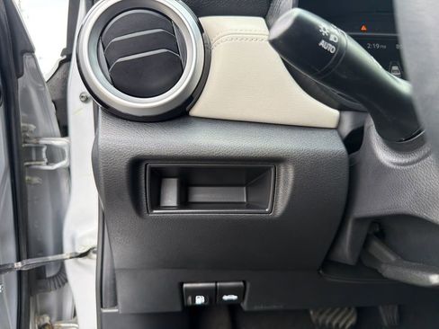 Used 2020 Nissan Versa SV FWD image 30