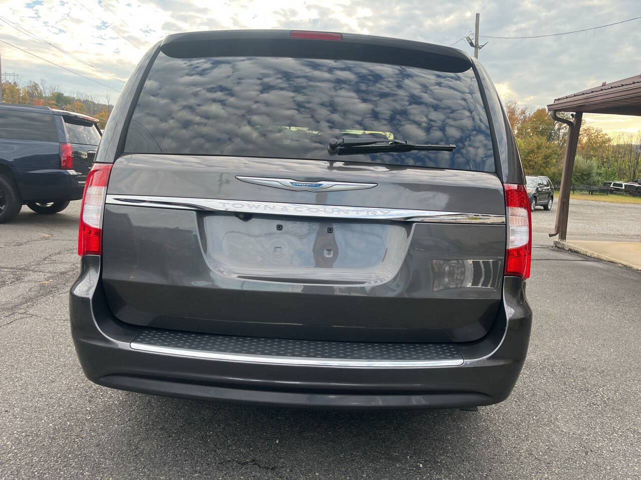 Used 2015 Chrysler Town & Country Touring FWD image 7