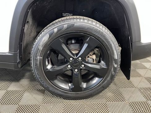 Used 2023 Jeep Grand Cherokee Limited w/ Luxury Tech Group II image 10