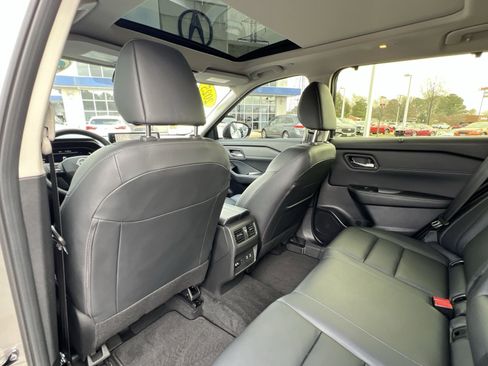 Used 2025 Nissan Rogue SL w/ SL Premium Package image 23