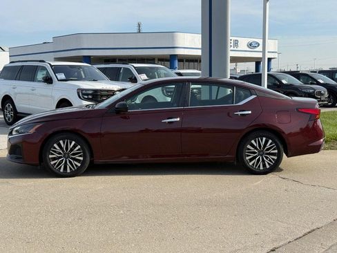 Used 2025 Nissan Altima 2.5 SV image 2