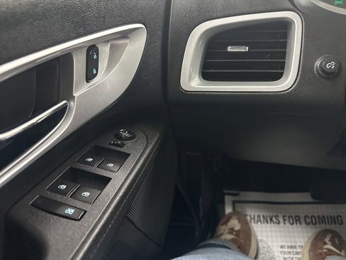 Used 2017 Chevrolet Equinox LT w/ Convenience Package image 37