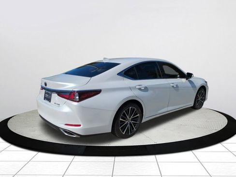 Certified 2022 Lexus ES 350 w/ Premium Package image 4