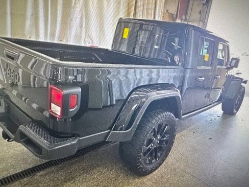 Used 2024 Jeep Gladiator Sport AWD/4WD image 3