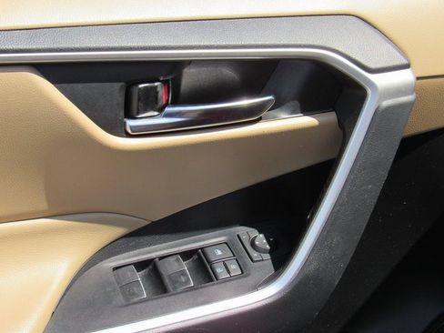 Used 2022 Toyota RAV4 XLE image 15