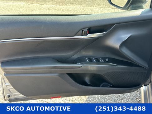 Used 2020 Toyota Camry SE image 12