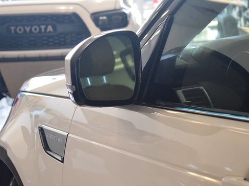 Used 2017 Land Rover Discovery HSE image 36