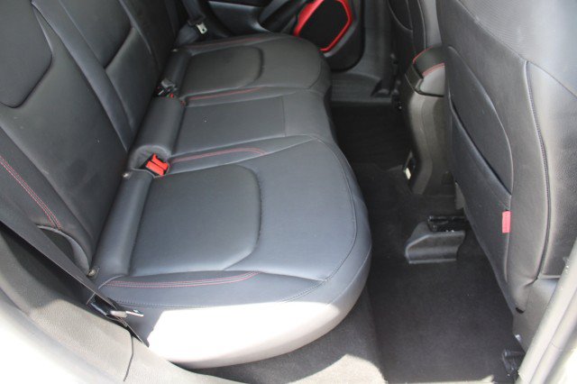 Used 2016 Jeep Renegade Trailhawk w/ Premium Trailhawk Package AWD/4WD image 12
