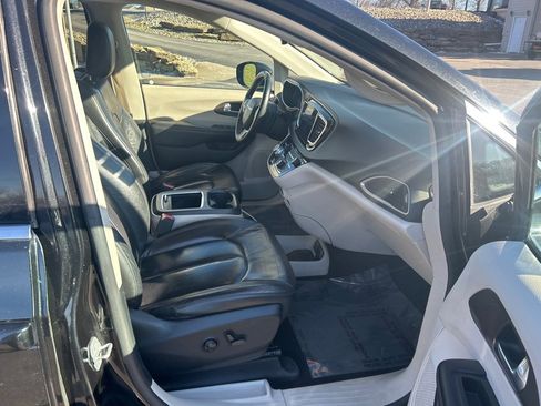 Used 2017 Chrysler Pacifica Touring-L Plus w/ Tire & Wheel Group image 16