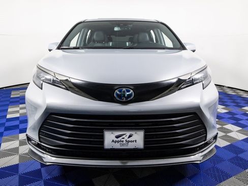 Used 2024 Toyota Sienna XLE Woodland Edition image 2