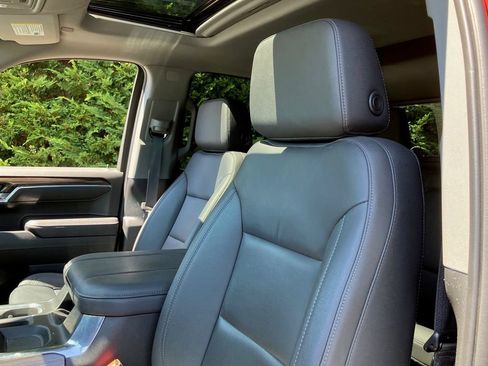 Used 2024 Chevrolet Silverado 1500 LT Trail Boss w/ LT Trail Boss Premium Package AWD/4WD image 5