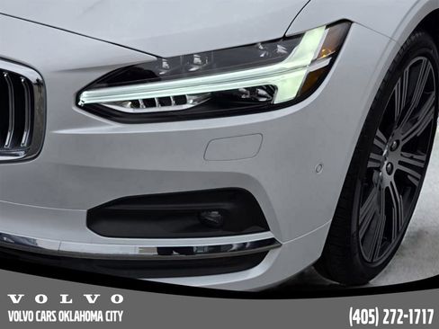 Used 2025 Volvo S90 B6 Plus image 32