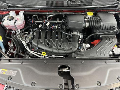 Used 2025 Chrysler Pacifica Select image 12