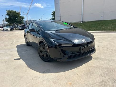 Used 2025 Toyota Prius LE FWD image 1