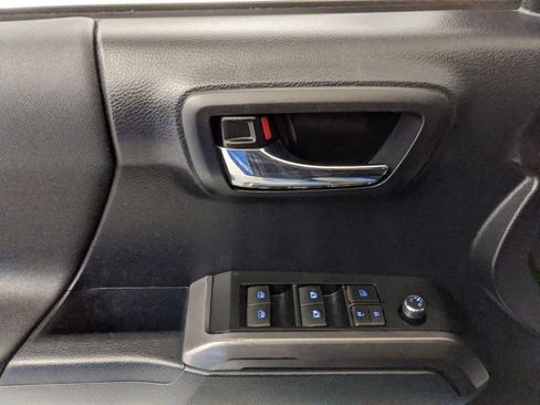 Used 2018 Toyota Tacoma TRD Sport image 21