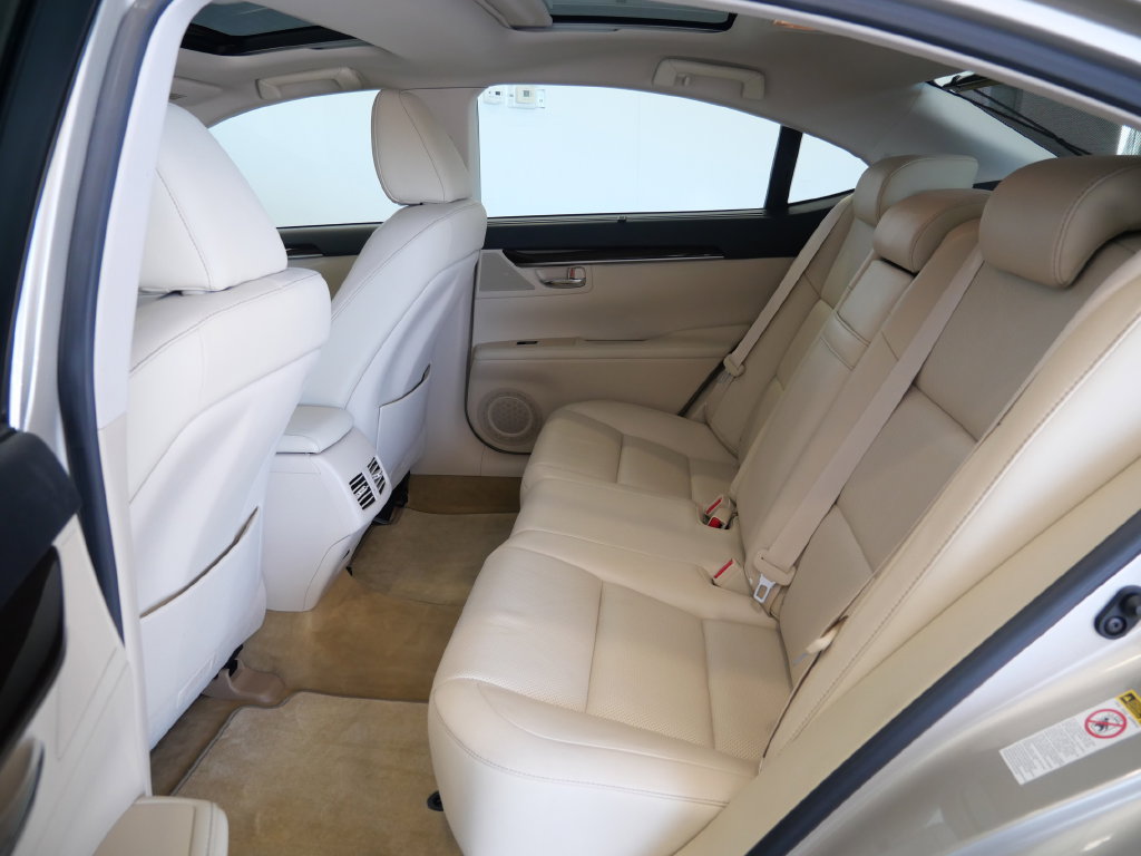 Used 2015 Lexus ES 350 w/ Ultra Luxury Package FWD image 25