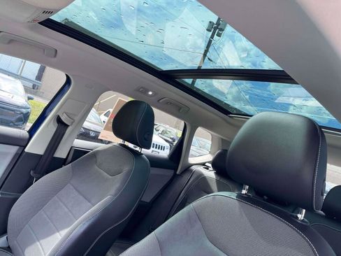 Used 2022 Volkswagen Taos SE w/ Panoramic Sunroof Package FWD image 5