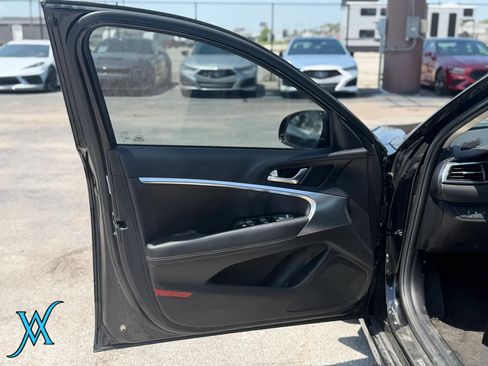 Used 2025 Genesis G70 2.5T RWD image 11