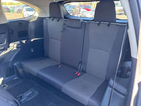 Used 2025 Toyota Highlander LE image 30