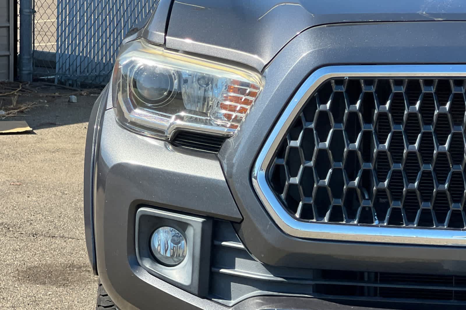 Used 2018 Toyota Tacoma TRD Sport w/ Technology Package AWD/4WD image 17