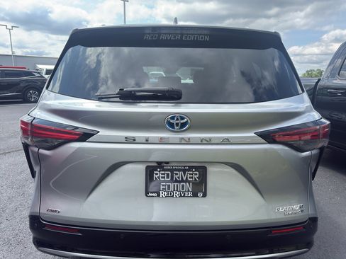 Used 2023 Toyota Sienna Platinum AWD/4WD image 5