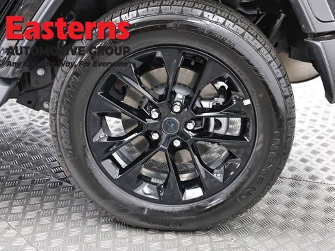 Used 2025 Jeep Wrangler Unlimited Sahara AWD/4WD image 30