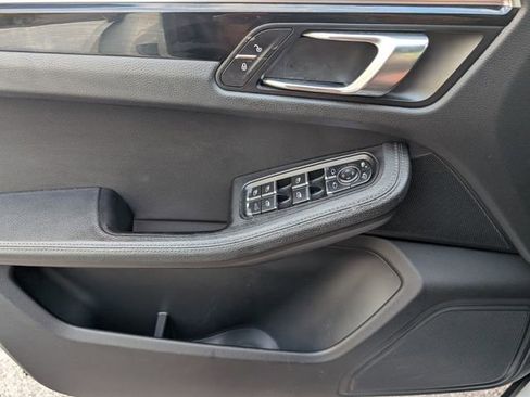 Used 2018 Porsche Macan image 35
