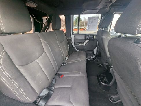 Used 2015 Jeep Wrangler Unlimited Sahara w/ Connectivity Group AWD/4WD image 15