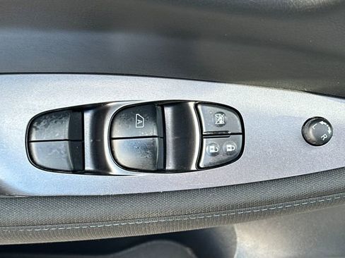 Used 2025 Nissan Leaf S image 12