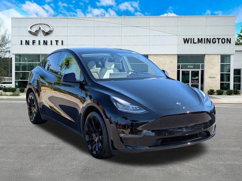 Used 2022 Tesla Model Y Long Range AWD/4WD image 1