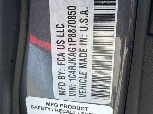 Used 2023 Jeep Grand Cherokee L Laredo image 27