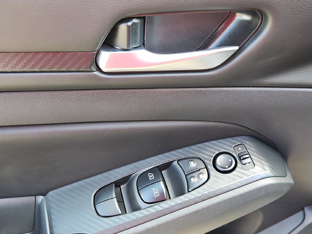 Used 2025 Nissan Altima 2.5 SV FWD image 13