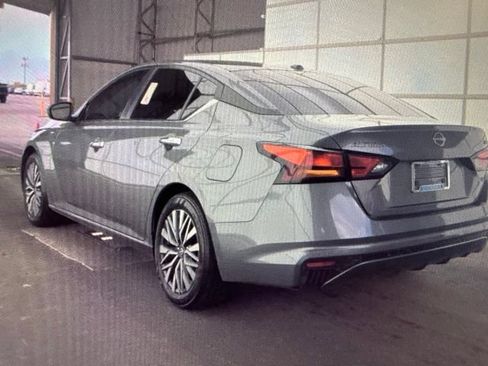 Used 2024 Nissan Altima 2.5 SV FWD image 8