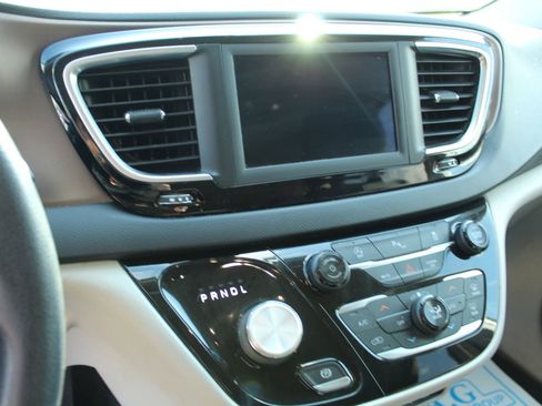 Used 2019 Chrysler Pacifica Touring Plus FWD image 13