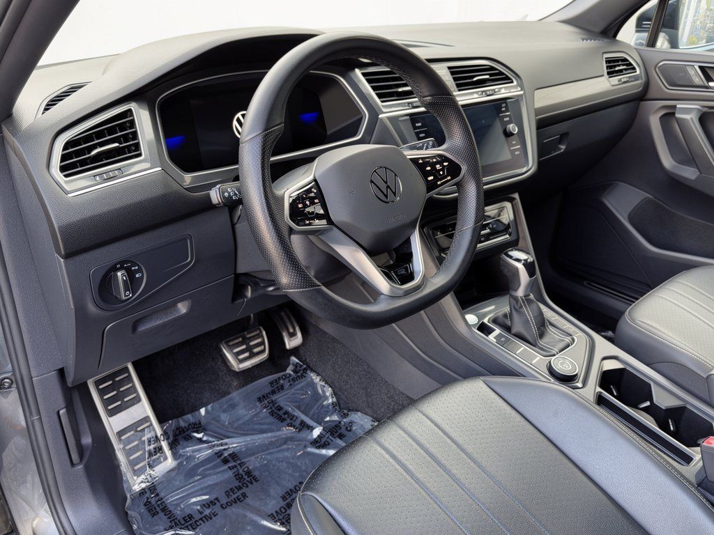 Used 2023 Volkswagen Tiguan SE R-Line AWD/4WD image 4
