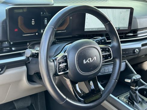Used 2025 Kia Carnival FWD image 28