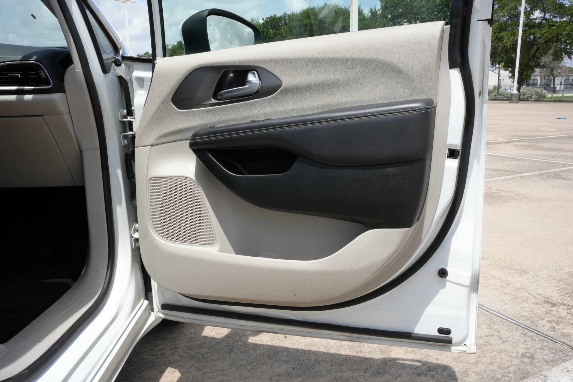 Used 2023 Chrysler Pacifica Touring-L FWD image 24