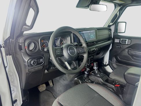 Used 2025 Jeep Wrangler Unlimited Rubicon AWD/4WD image 9