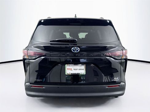 Certified 2024 Toyota Sienna XLE FWD image 11