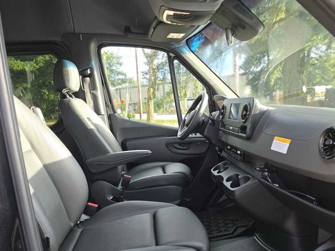 Used 2024 Mercedes-Benz Sprinter 2500 image 11