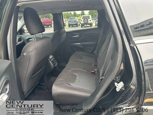 Used 2019 Jeep Cherokee Latitude w/ Popular Appearance Group AWD/4WD image 6