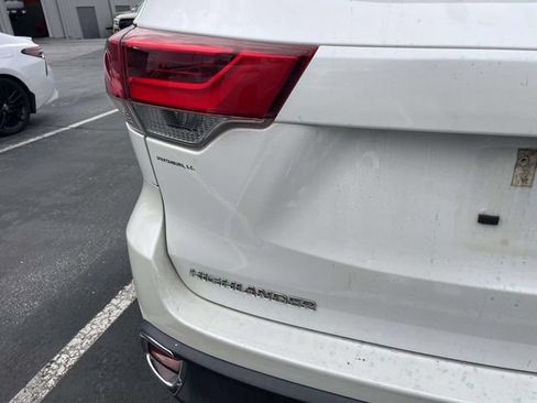Used 2017 Toyota Highlander XLE AWD/4WD image 11