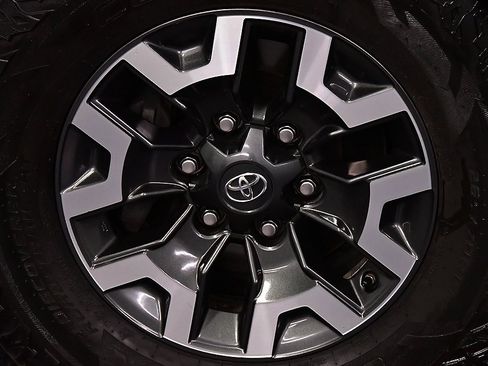 Used 2021 Toyota Tacoma TRD Off-Road image 9