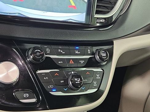 Used 2024 Chrysler Pacifica Touring-L FWD image 19