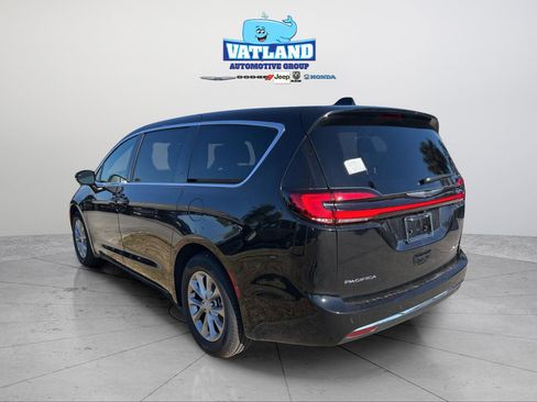 New 2026 Chrysler Pacifica Limited image 2