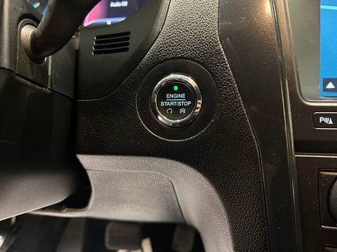 Used 2017 Ford Explorer XLT w/ Equipment Group 201A AWD/4WD image 15