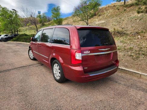 Used 2014 Chrysler Town & Country Touring FWD image 16